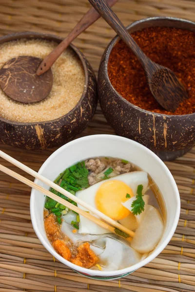 Asya Mutfağı, yumurta, şehriye çorbası arka plan üzerinde baharat