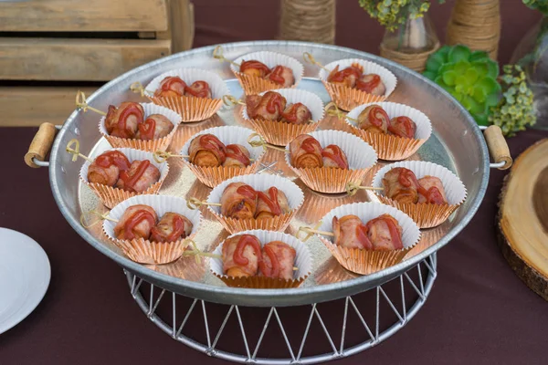 Barbekü sosis pastırma güzel dekorasyon masada sarılı yakın çekim