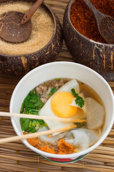 Şehriye çorbası yumurta ve baharatları, yukarı Görünümü Kapat