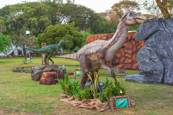 Tayland, Bangkok 25 Ocak 2017: dinozorlar oviraptor dekorasyonu ile parkta