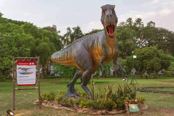 Tayland, Bangkok 25 Ocak 2017: dinozor Park yeşil otlar ve ağaçlar ile