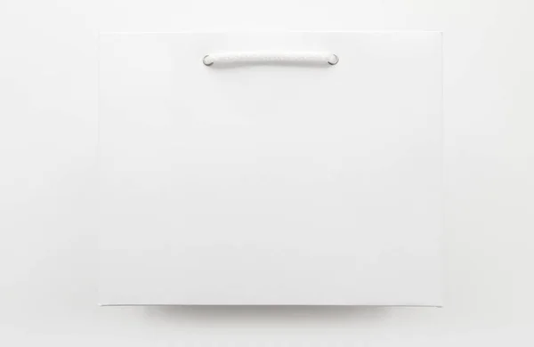 Beyaz kağıt torba sapı iple, göl kenarında beyaz arka plan üzerinde