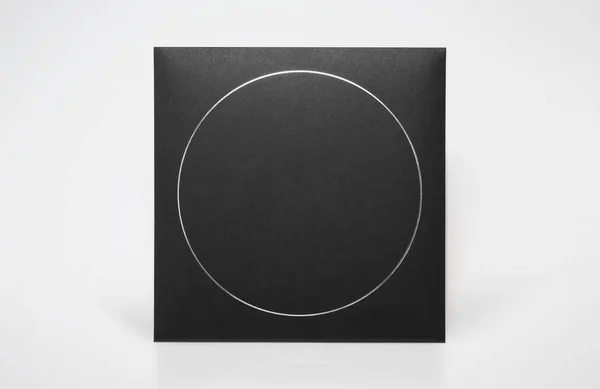 Siyah zarf sayfa tasarım kağıttan, boş şablon 3/4 görünümü