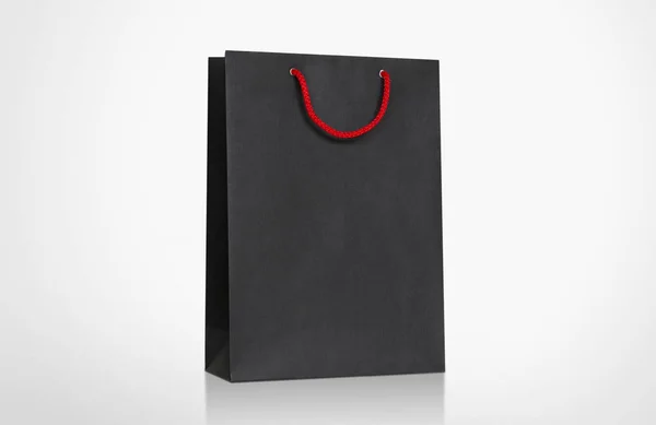 Kolu ip ile siyah karton çanta, göl kenarında beyaz arka plan üzerinde