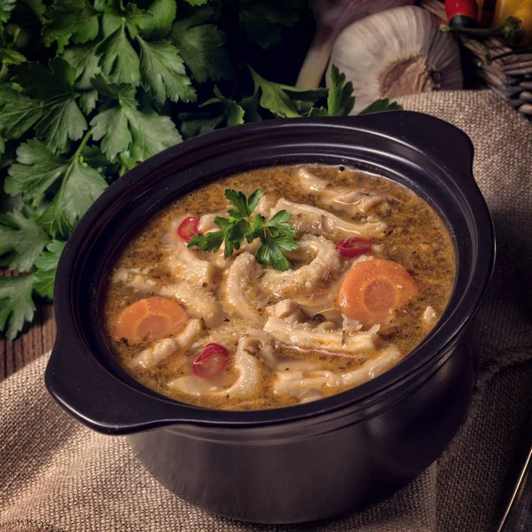 Traditionelle Polnische Kuttelsuppe Flaczki Auf Dem Tisch — Stockfoto