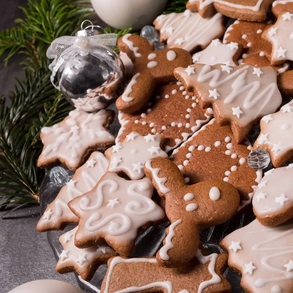 Close Van Gebakken Gingerbreads Met Slagroom Sterren Voor Kerstmis Stockafbeelding