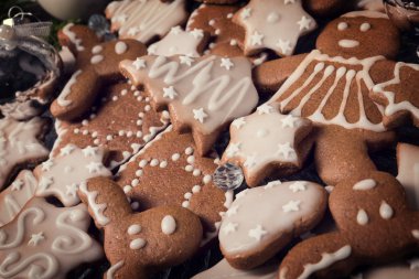 buzlanma ve yıldız ile pişmiş Gingerbreads, Noel için yakın çekim