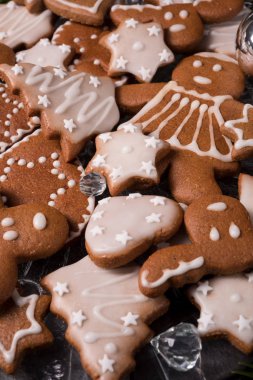 buzlanma ve yıldız ile pişmiş Gingerbreads, Noel için yakın çekim