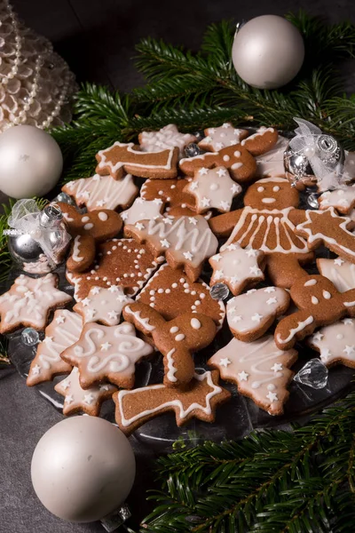 Noel için plaka üzerine krema ile pişmiş Gingerbreads
