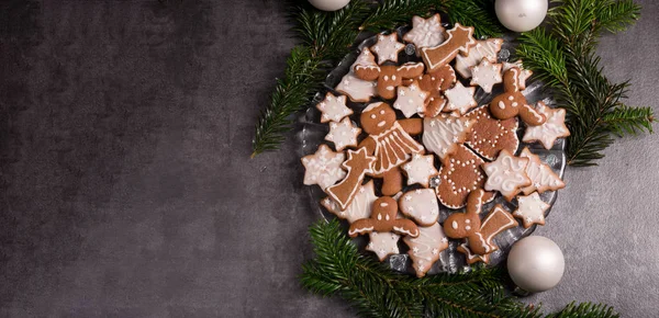 Gebakken Gingerbreads Met Suikerglazuur Plaat Voor Kerstmis Stockafbeelding