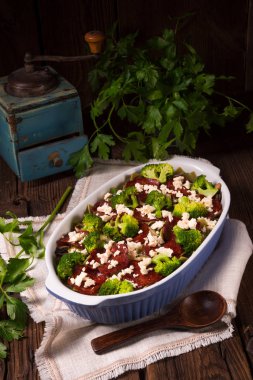 Chorizo ve sebze ile şerit makarna güveci