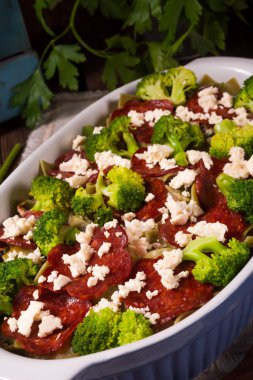 Chorizo ve sebze ile şerit makarna güveci