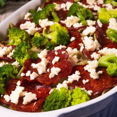 Chorizo ve sebze ile şerit makarna güveci