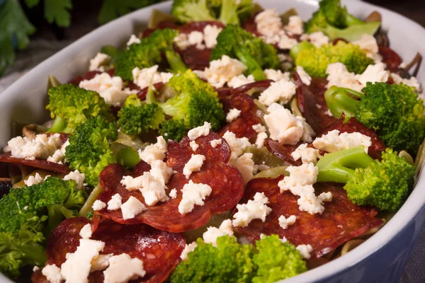 Chorizo ve sebze ile şerit makarna güveci