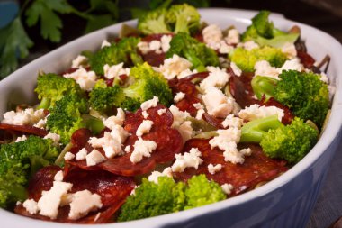 Chorizo ve sebze ile şerit makarna güveci