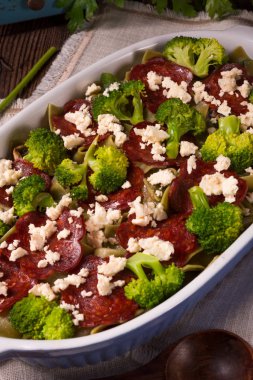 Chorizo ve sebze ile şerit makarna güveci