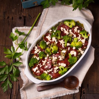 Chorizo ve sebze ile şerit makarna güveci