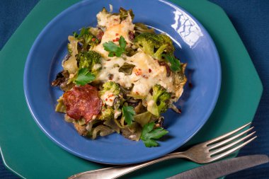 Chorizo ve sebze ile şerit makarna güveci