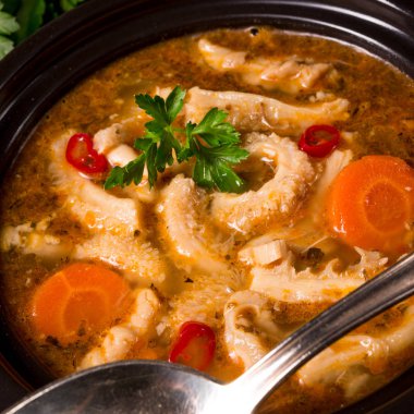 Yeşiller, sarımsak ve biber ile Lehçe Flaczki