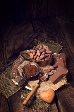 farklı çikolata ve ahşap masa kaşık