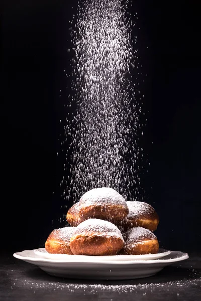 Zoete Donuts Poederen Zwarte Achtergrond — Stockfoto