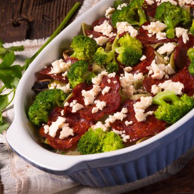 Chorizo ve sebze ile şerit makarna güveci