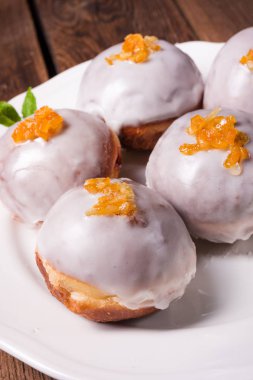 ahşap masa üzerinde plaka üzerinde tatlı çörek