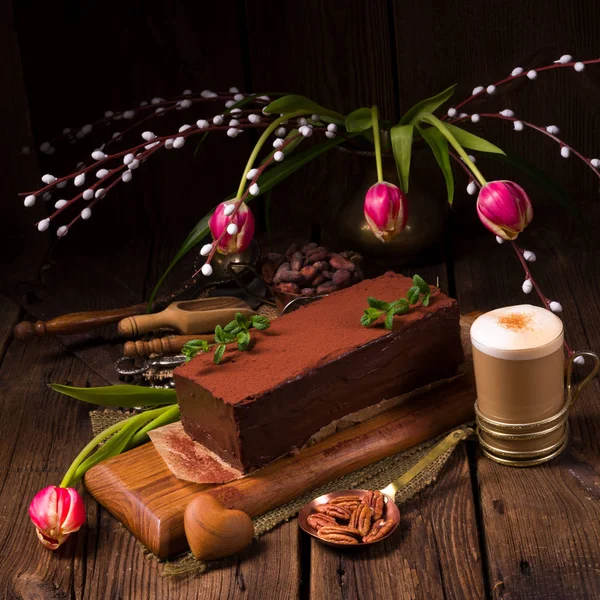 Chocolade Cappuccino Taart Met Koffie Bloemen Een Houten Tafel — Stockfoto