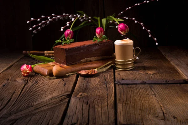 Chocolade Cappuccino Taart Met Koffie Bloemen Houten Tafel — Stockfoto