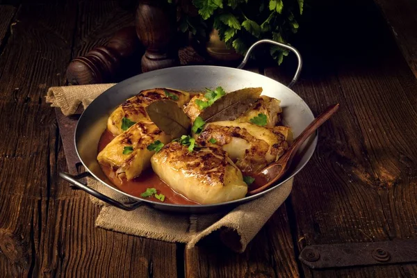 Yeşillikleri ile Pan Fried lahana