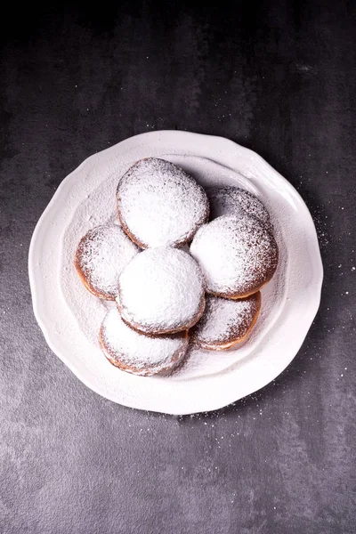 Γλυκό Donuts Σκόνη Ένα Πιάτο — Φωτογραφία Αρχείου