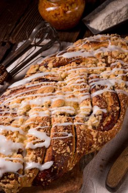 Reçel ile örgülü Maya topuz