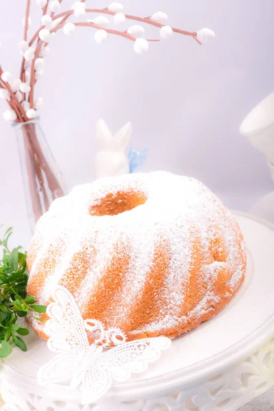 Babka Mit Puder Und Osterhasen Polieren — Stockfoto