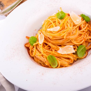 Makarna kiraz domates, sarımsak ve Parmesan peyniri ile