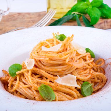 Makarna kiraz domates, sarımsak ve Parmesan peyniri ile