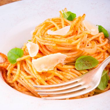 Makarna kiraz domates, sarımsak ve Parmesan peyniri ile