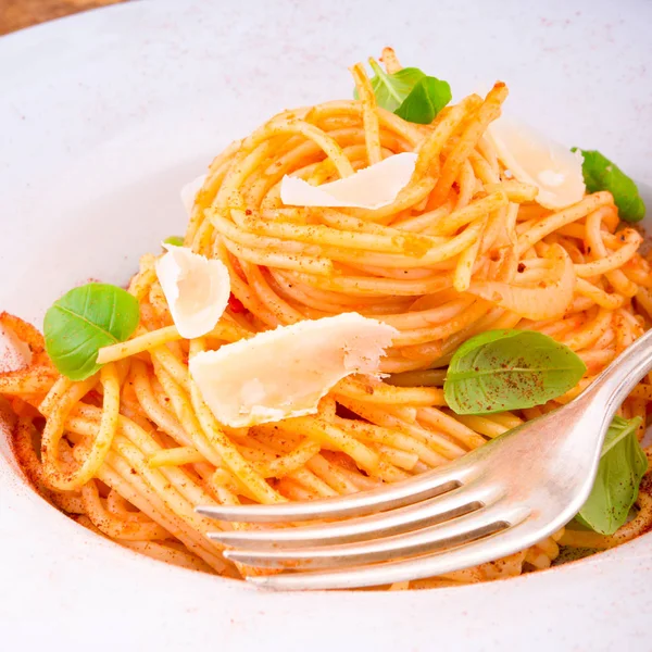 Makarna kiraz domates, sarımsak ve Parmesan peyniri ile