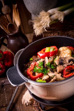 Gulaş renkli sebze ile