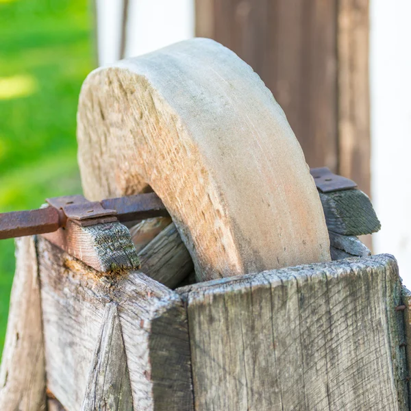 Vecchio oggetto rustico macina pietra — Foto Stock