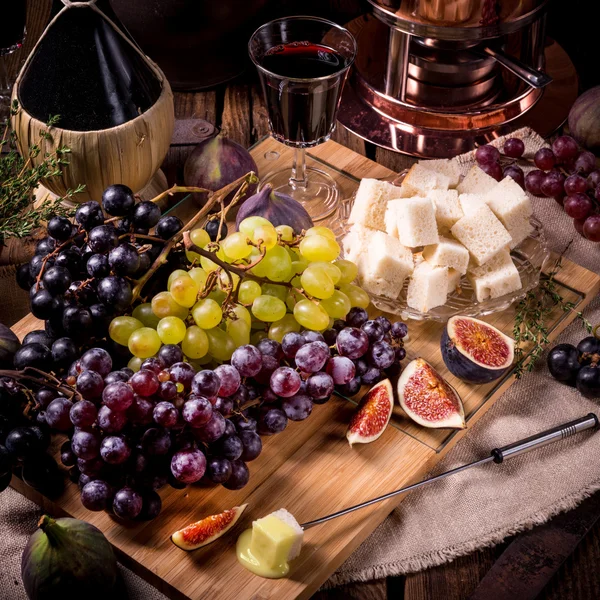 Сирний фонтан з червоним вином та фруктами — стокове фото