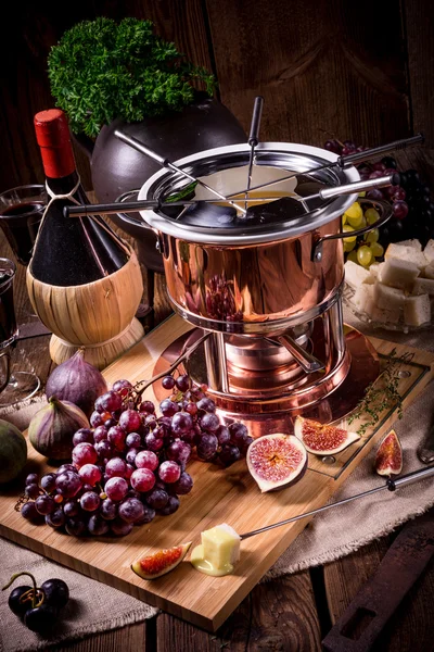 Fondue de queso con vino tinto y frutas —  Fotos de Stock