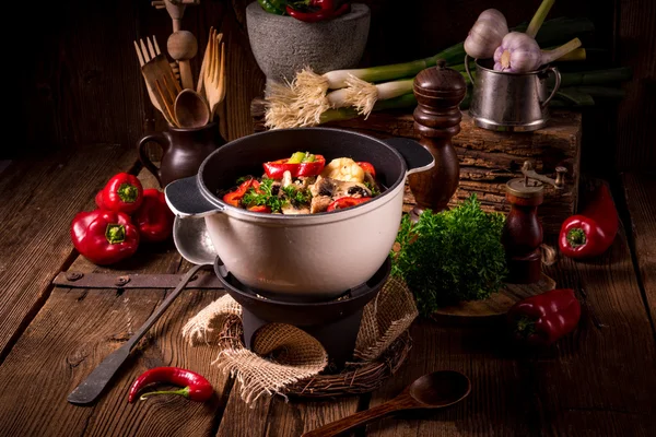 Goulash com legumes coloridos — Fotografia de Stock
