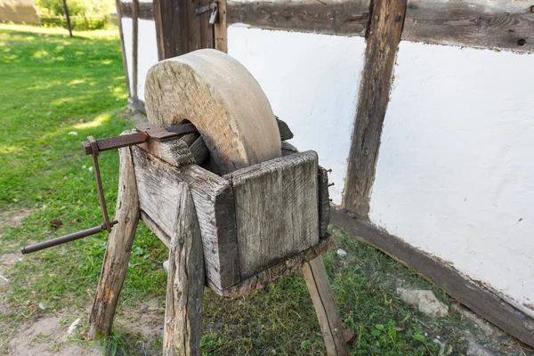 Herramienta antigua piedra de afilar —  Fotos de Stock