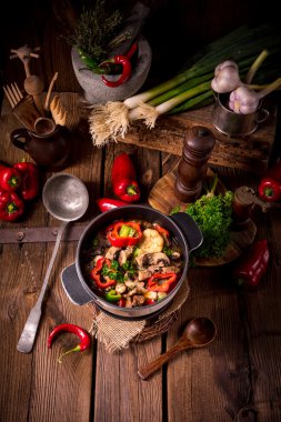 Gulaş renkli sebze ile