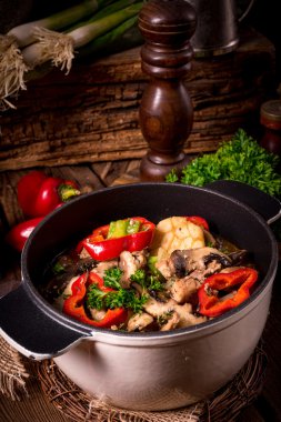 Gulaş renkli sebze ile