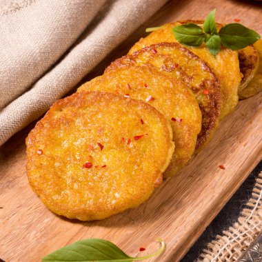 Tablo üzerinde patates pancakes