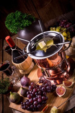 kırmızı şarap ve meyve ile peynir fondü