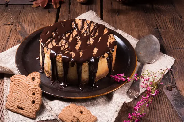 나무 테이블에 초콜릿 치즈 케이크 — 스톡 사진