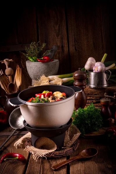 Gulasch mit buntem Gemüse — Stockfoto