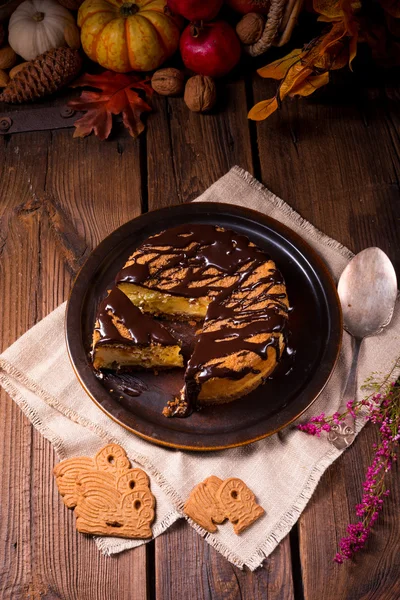 Pastel de queso de chocolate en la mesa de madera — Foto de Stock